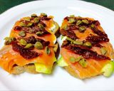 Foto del paso 4 de la receta Tostas de mozzarella, aguacate, salmón y tomate deshidratado