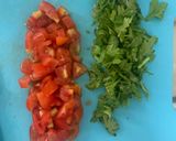 รูปขั้นตอนการทำที่ 1 ของ ไข่เจียวหมูสับใส่มะเขือเทศและผักชี 🌿🍅