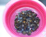 A picture of step 1 of Shijimi Clam Soup for Hangover Prevention.