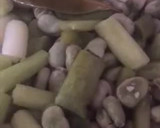 Foto del paso 2 de la receta: Bacalao con gambones al ajillo y habas con ajos tiernos
