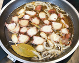 Foto del paso 2 de la receta: Tapa de Pulpo confitado en aceite de oliva y vino blanco