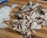 Foto del paso 1 de la receta: Tortilla de hongos y cebolla