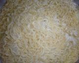 A picture of step 1 of Omelette indomie noodle.