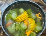 Foto langkah ke 4 dari resep Sayur Bening Oyong Wortel dan Jagung.