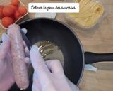 Une image de l'étape 1 de Pâtes à la crème de burrata aux tomates et saucisses.