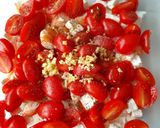 Une image de l'étape 3 de Crevettes à l'ail, feta et tomates cerises.