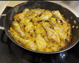 Foto del paso 3 de la receta: Muslitos de pollo con pisto (congelado)