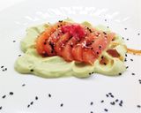 Foto del passaggio 3 della ricetta Sashimi di salmone con crema di guacamole e salsa teriyaki