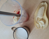 Foto del paso 1 de la receta: Licuado de banana y frutillas 🍌 🍓 sin endulzar