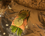Foto del paso 3 de la receta: Salmón al horno con espárragos