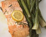 Foto del paso 4 de la receta: Salmón al limón y romero con espárragos al vapor