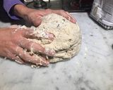 Foto del paso 3 de la receta: Calamardo en alfombra mágica(pizza integral de calamares)