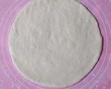 Hình bước làm 3 của món Pizza cá hồi xúc xích thịt xông khói