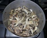 Foto del paso 3 de la receta: Sorrentinos con salsa de hongos