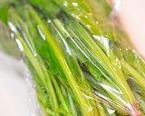 A picture of step 1 of Spinach Roll Dressed in Sesame and Soy Sauce.