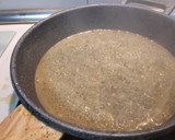 Foto del paso 4 de la receta: Merluza en salsa verde con frutos secos