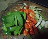 รูปขั้นตอนการทำที่ 1 ของ ต้มยำโครงไก่ปลากระป๋อง