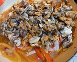 A picture of step 4 of Mussels with Ham, Peppers and dry Rosé Wine.