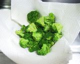 A picture of step 3 of Shrimp and Mayonnaise with Broccoli.