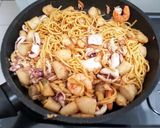 Foto langkah ke 5 dari resep Hokkian Fried Noodles.