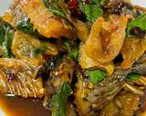 กระเพราปลากรอบ วิธีทำสูตร 4 รูป