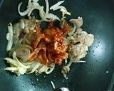 รูปขั้นตอนการทำที่ 2 ของ หมูผัดกิมจิ