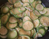 Foto del paso 3 de la receta: Calabacitas salteadas con queso parmesano