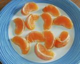 Foto del paso 1 de la receta: Ensalada de naranja, cebolla y aceitunas negras 🍊🍋