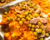 Foto del paso 6 de la receta: ARROZ CON SALSA, QUESO Y POLLO EN TROZOS 🍚🥫🧀🍗(Arroz con pollo para los más chicos) 🍚🍗🧒🏻👦🏼👧🏻👦🏼🥕🫛