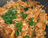 Foto del paso 3 de la receta: Pimientos rellenos de pollo, cebolla caramelizada y albahaca con un toque de tomate