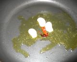 A picture of step 2 of Seafood! Spaghetti alle Vongole Rosso.