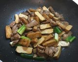 豆乾炒肉片的食譜步驟5照片