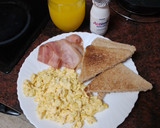Foto del paso 3 de la receta: Huevos revueltos al ajillo con bacon y tostadas