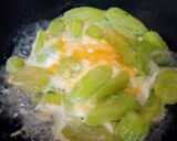 รูปขั้นตอนการทำที่ 3 ของ แตงกวาผัดไข่ (แตงกวาชิ้นโตๆ) - แตงกวาเหลือจากกินกับน้ำพริก