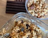 Une image de l'étape 2 de Snack proteiné et gourmand au beurre de cacahuètes, chocolat, flocons d’avoine et fruits secs.