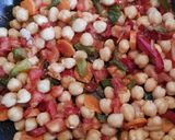 Foto del paso 5 de la receta Cazuela vegetariana de garbanzos con tomate y huevos poché