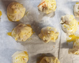 Foto del paso 3 de la receta: Saquitos hojaldre rellenos de camembert-mermelada de pimiento