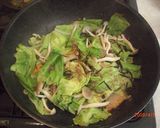 A picture of step 6 of Pn-Fried and Steamed Salmon and Cabbage.