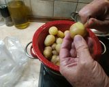 Foto del passaggio 2 della ricetta Indivia alla griglia, con gorgonzola e olio di rosmarino. Accanto a loro, patate alla curcuma!