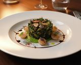 Foto del paso 7 de la receta: Ensalada tibia de escarola, rúcula, apio, uva y ajos confitados