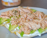 Foto del paso 1 de la receta: Tostadas de salmón salvaje y aguacate