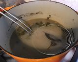 Une image de l'étape 4 de Bouillon de bœuf aux herbes fraîches.