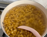 Foto del paso 1 de la receta: Ensalada de pasta con queso y pepinillos 🥒🧀