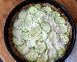 Foto del passaggio 12 della ricetta Crostata formaggio e zucchine con pane di recupero