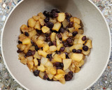 Foto del paso 2 de la receta: 🍎Tortilla dulce de manzana con avena, pasas y nueces🍎Postre sin azúcar, sin edulcorante, sin harina🍎