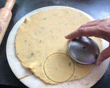 বেসন কা মিনি পুরি(Besan Ka Mini Puri recipe in bengali) রেসিপির ধাপ 7 ছবি