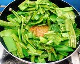 A picture of step 2 of Beerakaya Thokku Pachadi or Khatti Torai Ke Chilke ki Chutney.