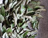 कडिपत्त्याची खमंग चटणी (kadhipatta chutney recipe in marathi) रेसिपी स्टेप 1 फोटो 
