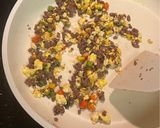 Foto langkah ke 2 dari resep MPASI butter cheese fried rice with beef, scrambled egg and frozen veggies.