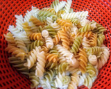 Foto del paso 1 de la receta: Ensalada de pasta de colores